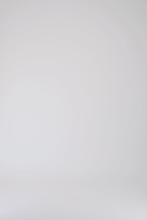 Robe d’été ajustée avec épaules dégagées et encolure carrée.