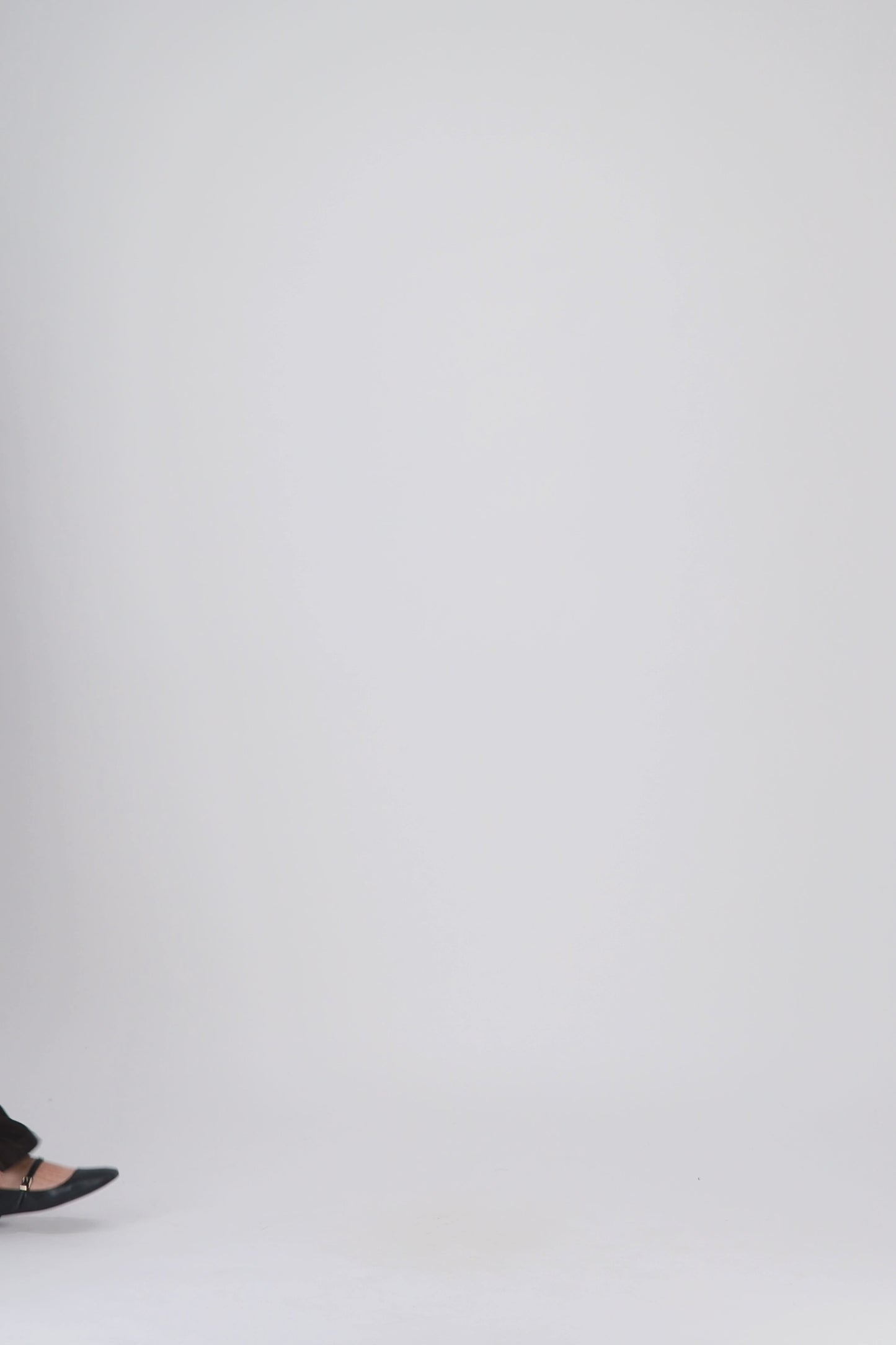 Blouson en daim ébène, pièce forte pour un look coordonné avec gilet assorti.