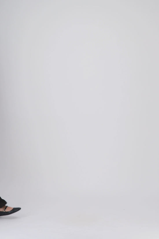 Blouson en daim ébène, pièce forte pour un look coordonné avec gilet assorti.