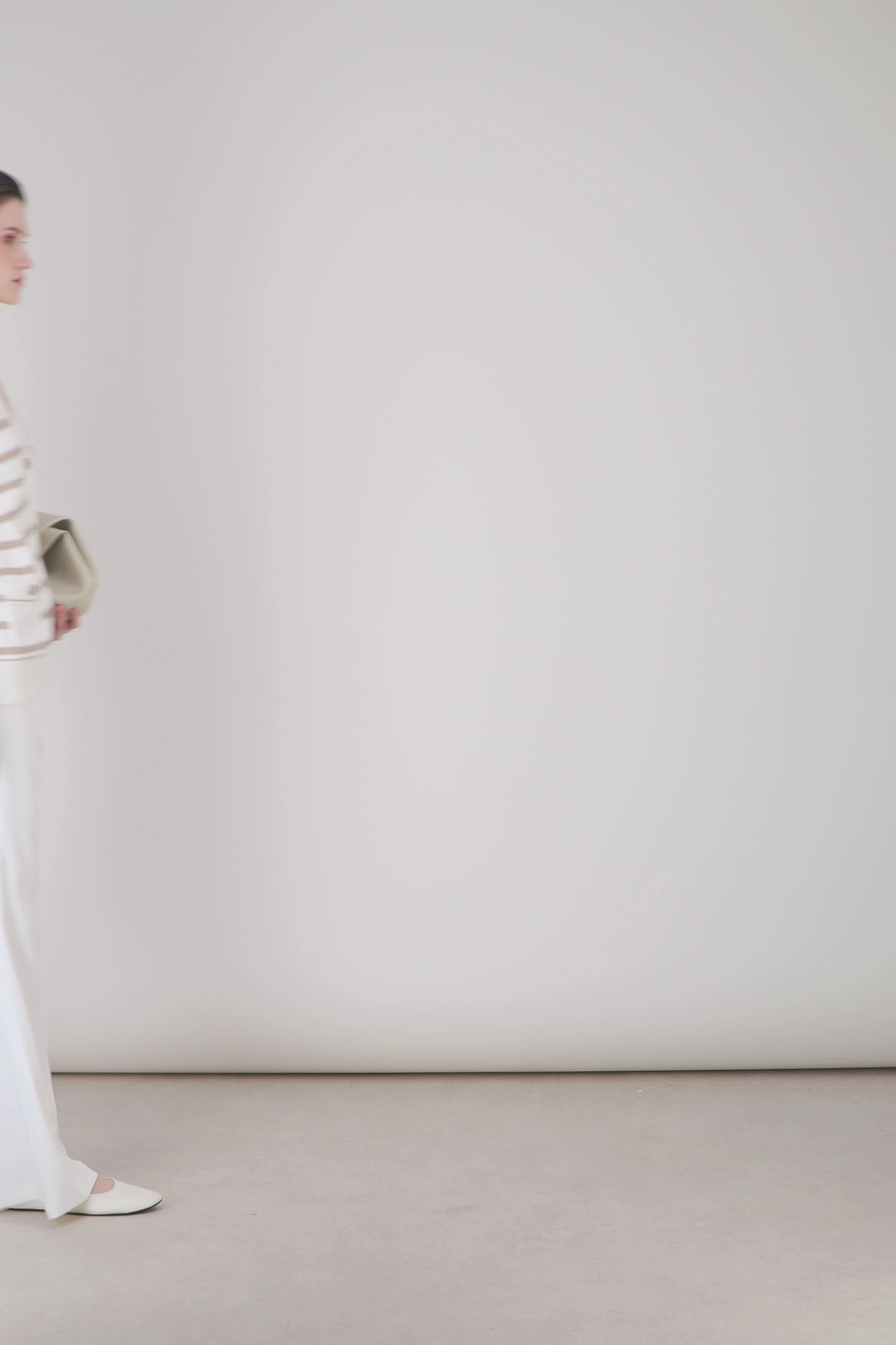 Cardigan en maille coton blanc cassé à rayures beige avec col V et boutons gravés.