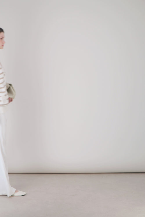 Cardigan en maille coton blanc cassé à rayures beige avec col V et boutons gravés.