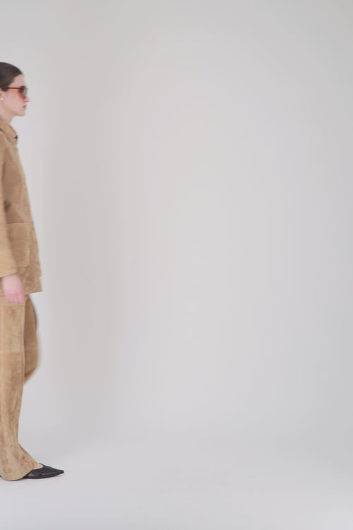 Manteau femme en daim beige à coupe droite avec col chemise.