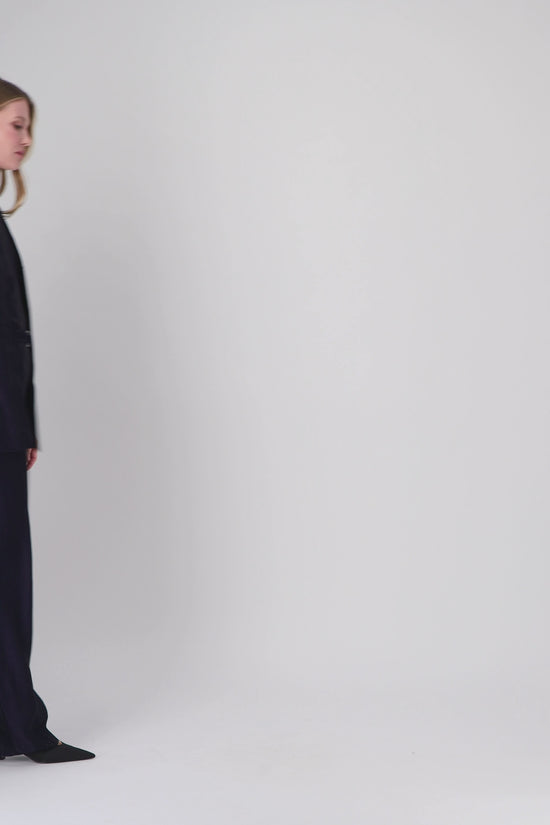 Chemise bleu marine, silhouette nette et raffinée avec col mao moderne.
