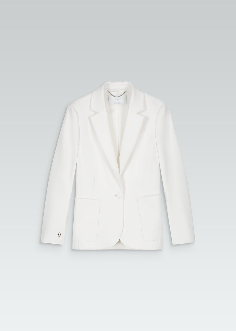 Veste tailleur cintrée blanc avec poches plaquées, col tailleur et détail monogramme manche
