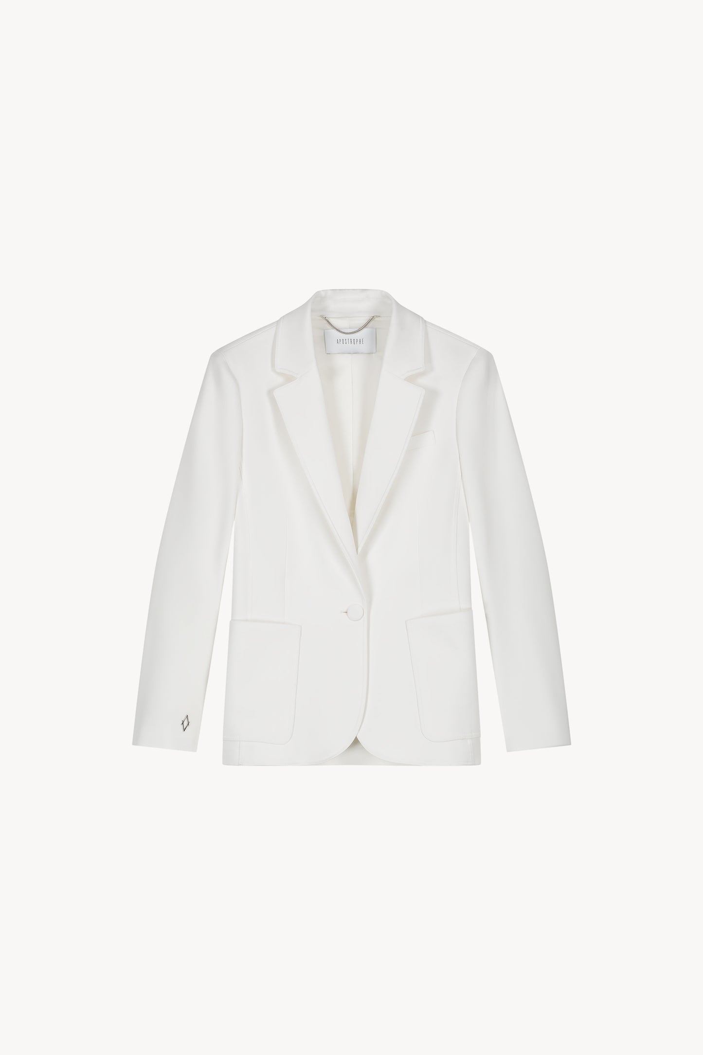 Veste tailleur cintrée blanche avec des
poches plaquées et un col tailleur
