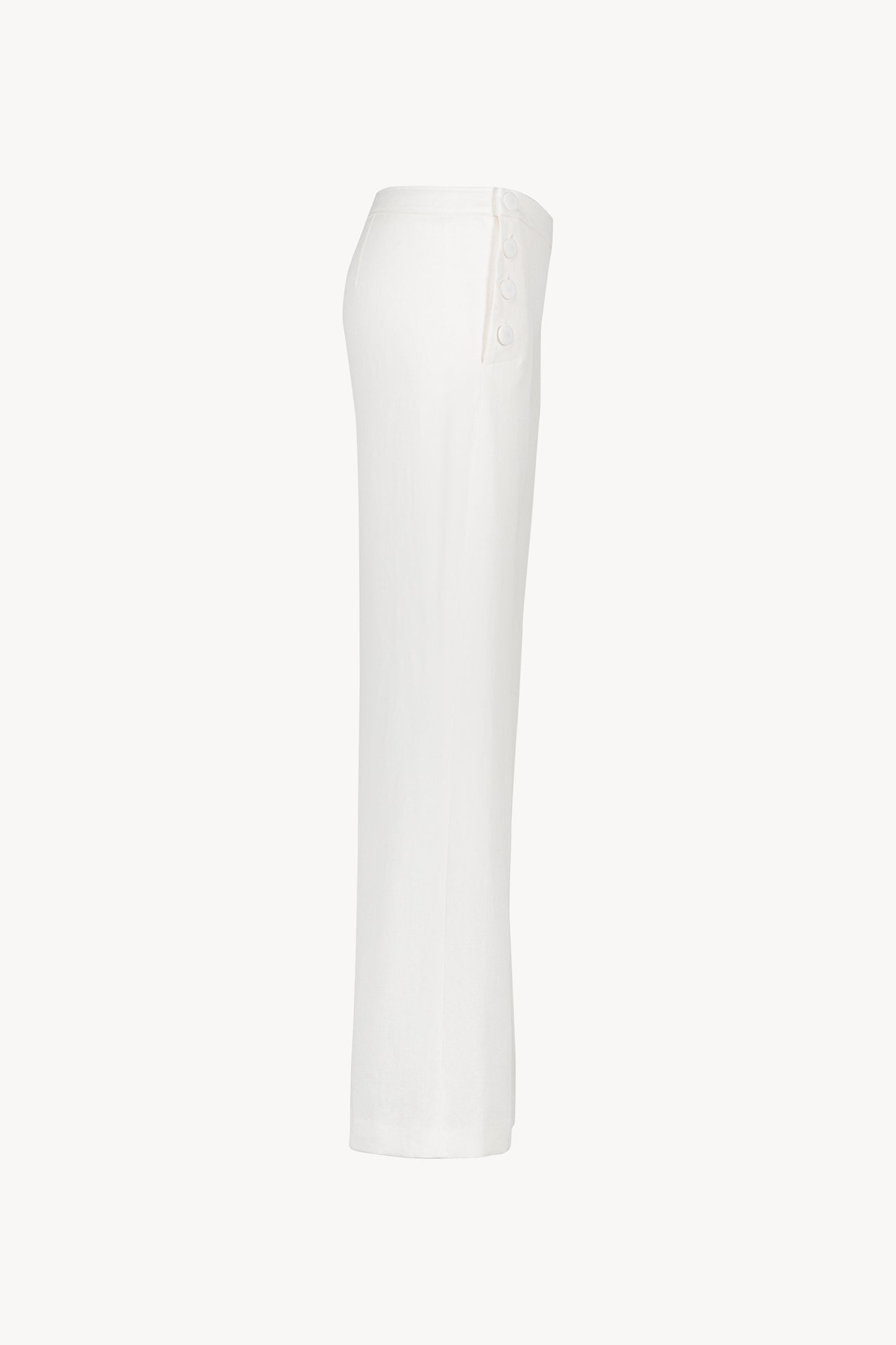 Ce pantalon en lin blanc cassé avec ses poches italiennes 