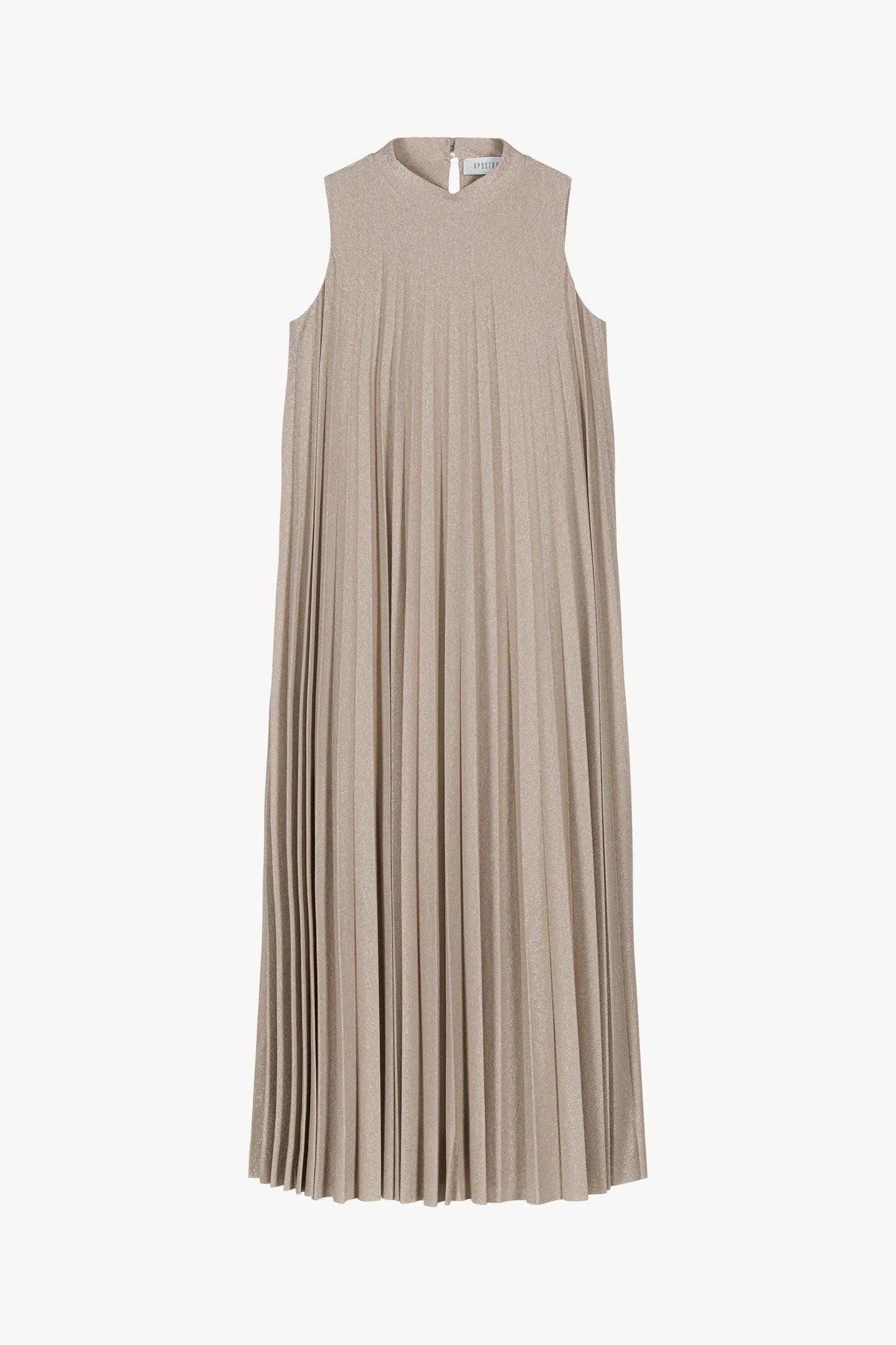 Cette robe or longue fluide à col montant et coupe plissée