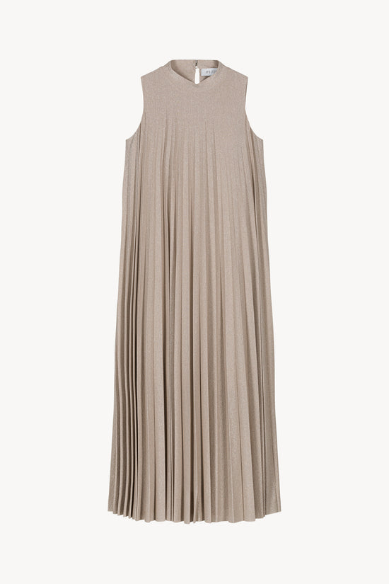 Cette robe or longue fluide à col montant et coupe plissée