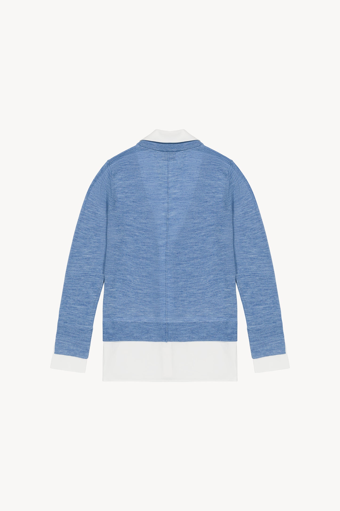 Gilet trompe-l'œil bleu en laine Merinos avec col chemise ouvert et popeline dépassante, coupe large et six boutons.