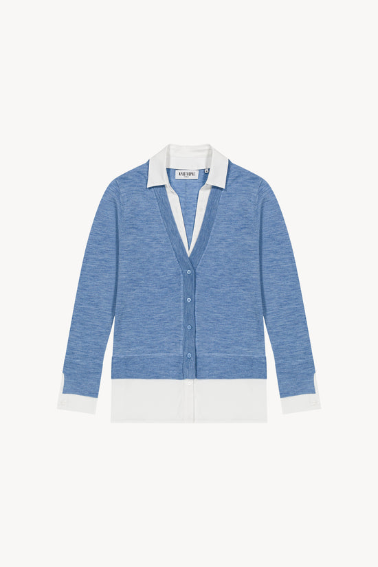 Gilet trompe-l'œil bleu en laine Merinos avec col chemise ouvert.
