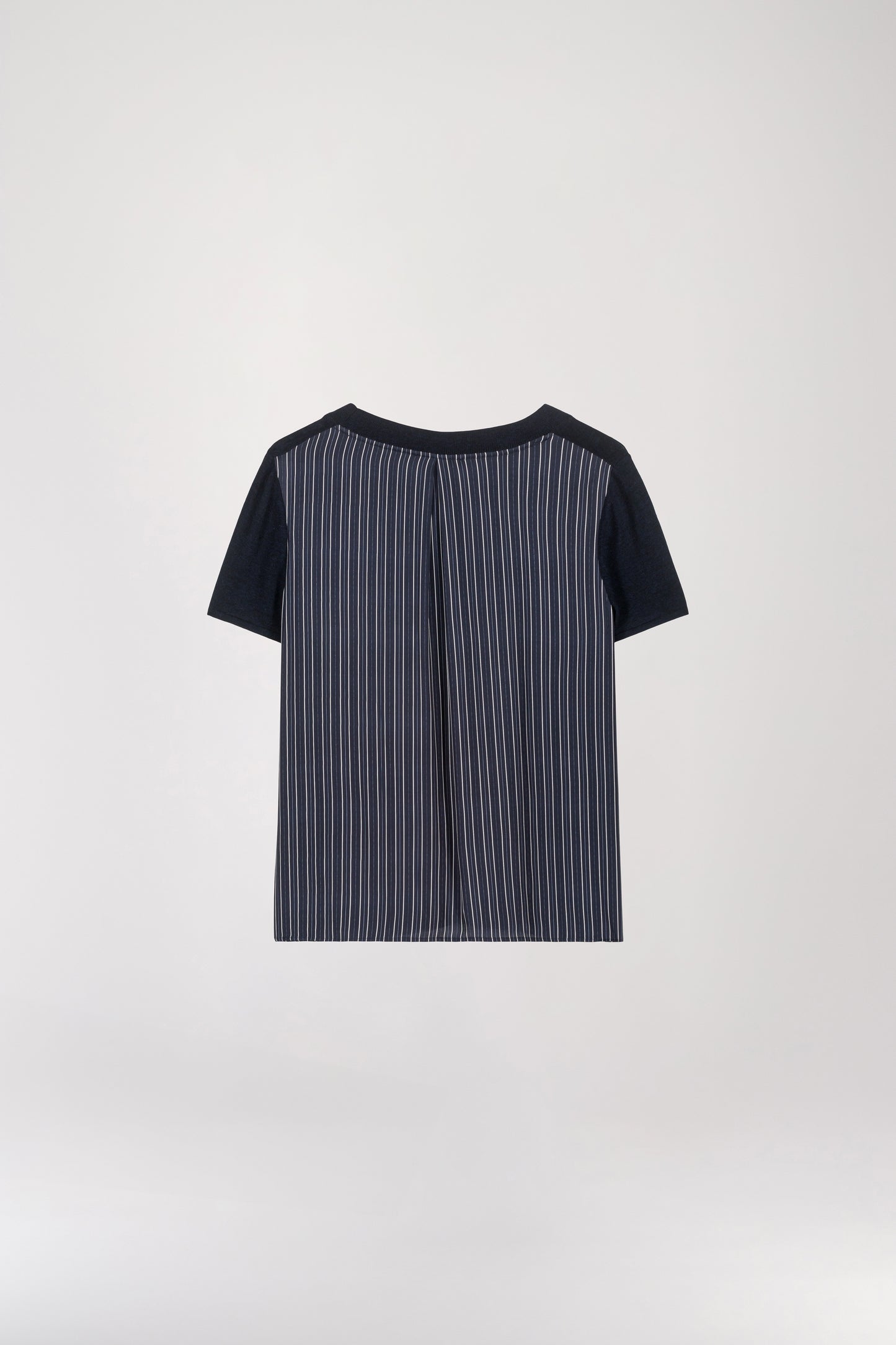 T-shirt marine, confectionné en laine merinos, présente une coupe minimaliste, et un dos rayé. Doté d'un maillage fin et léger, il est agrémenté d'un col rond et de manches courtes avec des bords côtelés.