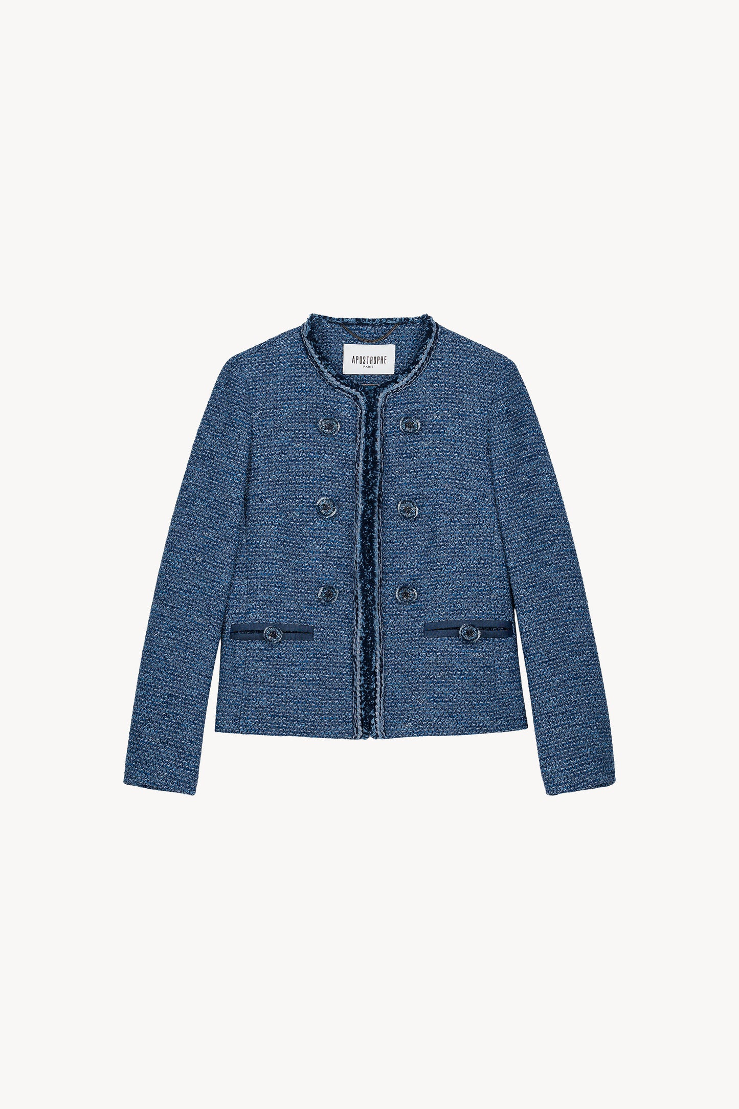 Veste en tweed bleu avec ses finitions tressées et frangées raffinées. Les boutons brodés et les poches passepoilées . 