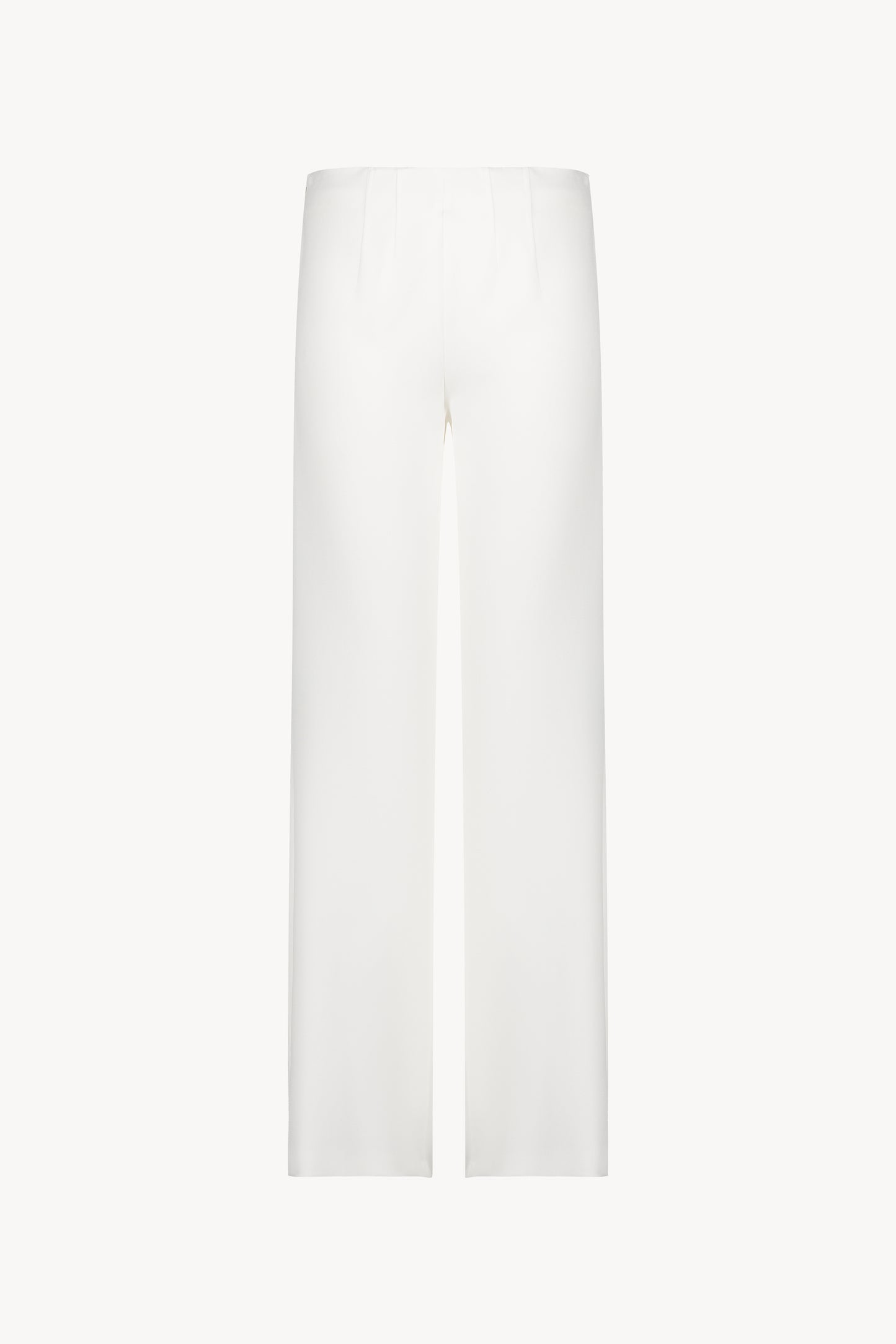 Pantalon évasé blanc casse avec des plis délicats et une coupe fluide.