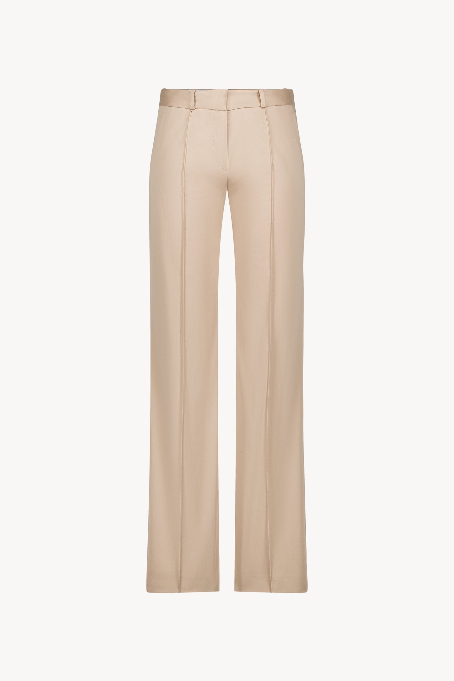 Élégant et raffiné, ce pantalon évasé en satin de coton beige allie confort et modernité .