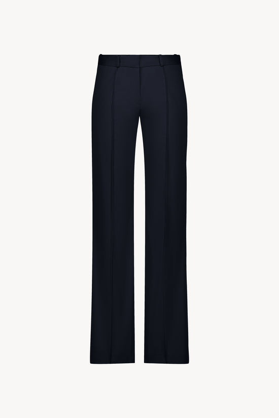 Ce pantalon évasé en satin de coton marine offre une coupe fluide.