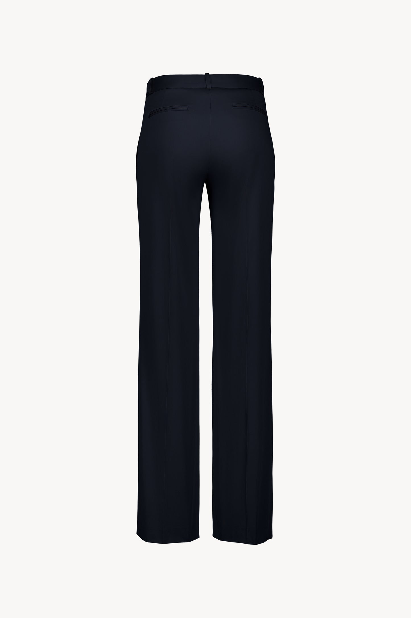 Élégant et raffiné, ce pantalon évasé en satin de coton marine allie confort et modernité .