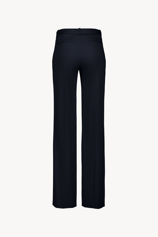 Élégant et raffiné, ce pantalon évasé en satin de coton marine allie confort et modernité .