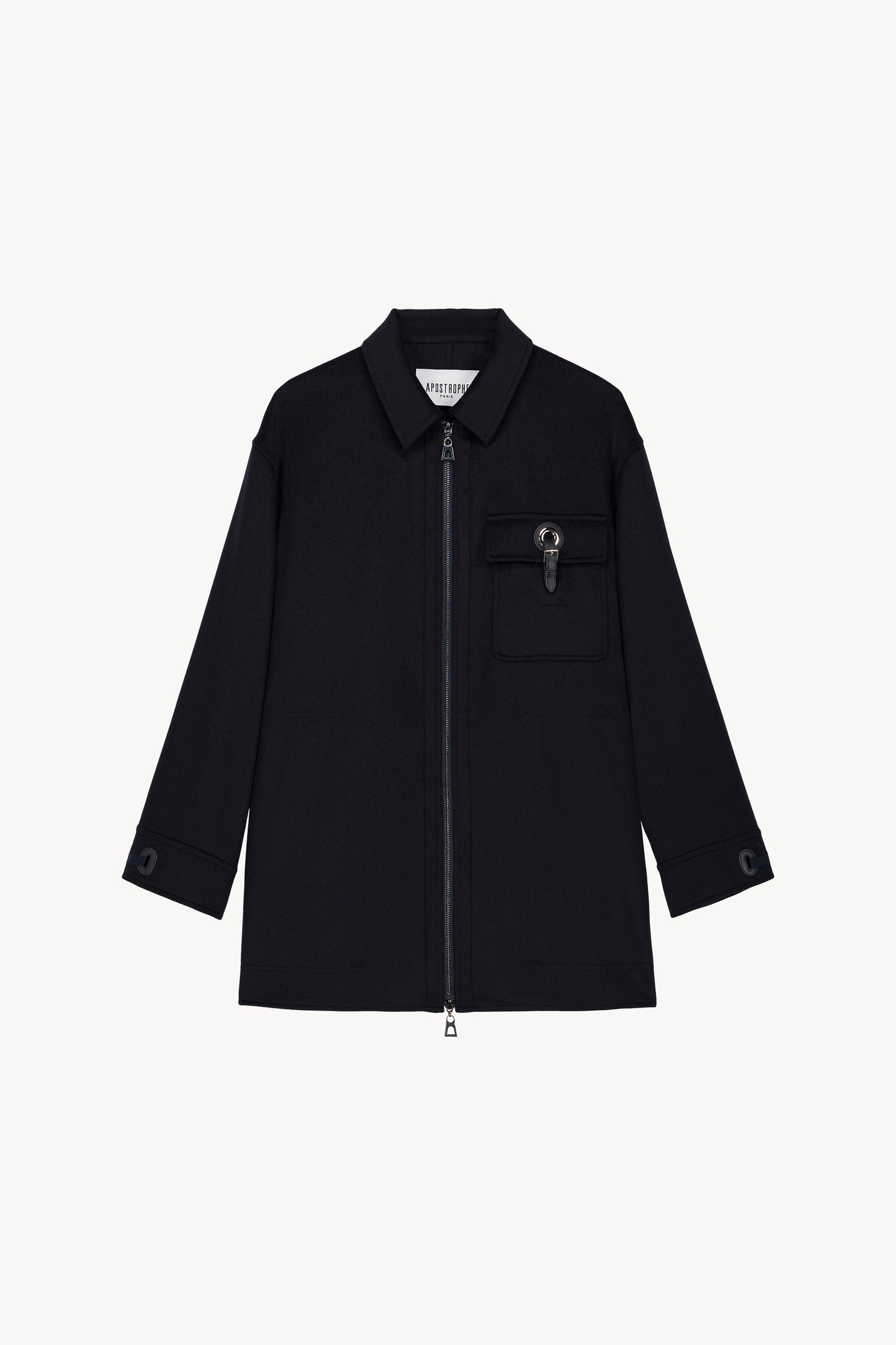 Ce manteau oversize en flanelle de cachemire avec empiècements en cuir et cordon ajustable.