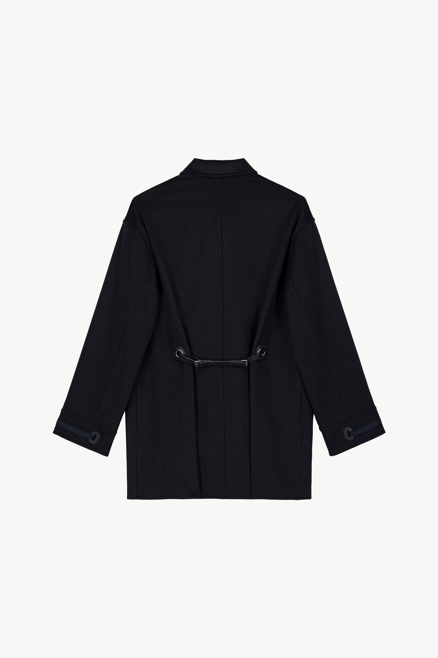 Avec ses fermetures à boucle et ses détails en cuir, ce manteau en flanelle de cachemire.