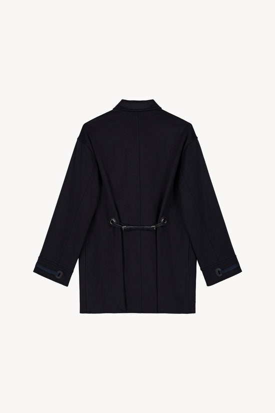 Avec ses fermetures à boucle et ses détails en cuir, ce manteau en flanelle de cachemire.