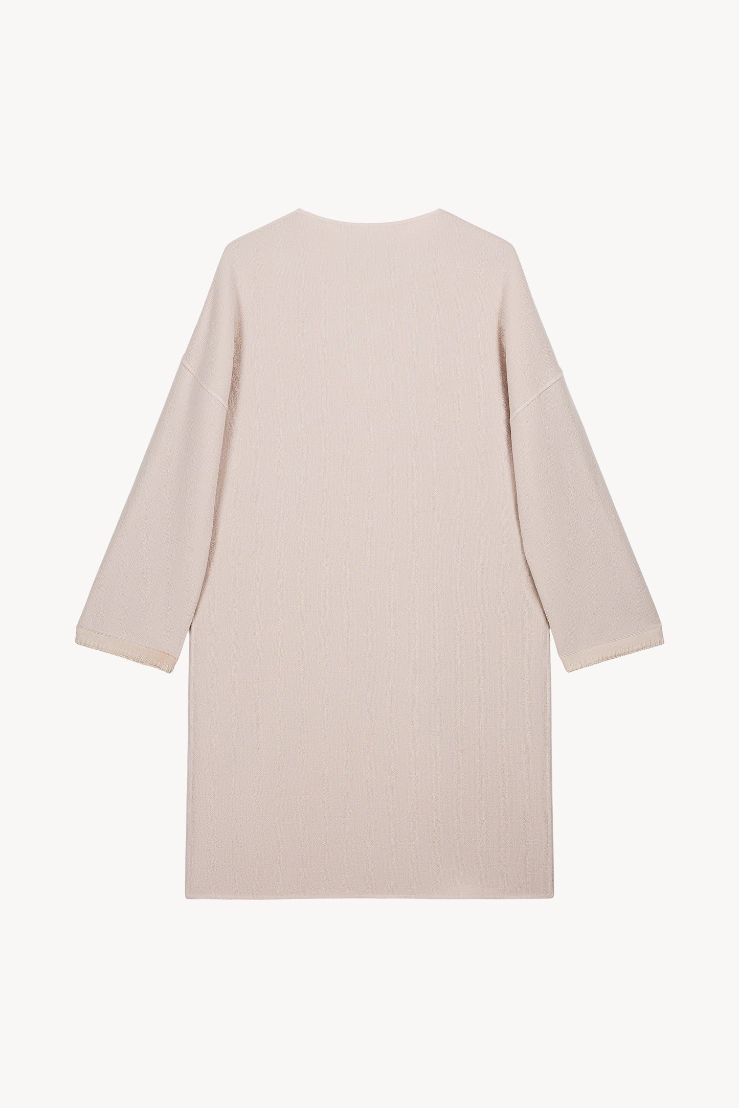 Manteau ample en béton, avec ses détails en daim et son col fluide