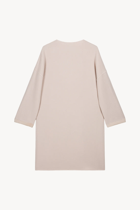 Manteau ample en béton, avec ses détails en daim et son col fluide