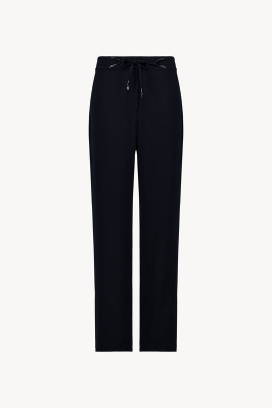 Pantalon fluide marine Apostrophe avec ceinture élastiquée et cordon en cuir pour une coupe droite élégante.