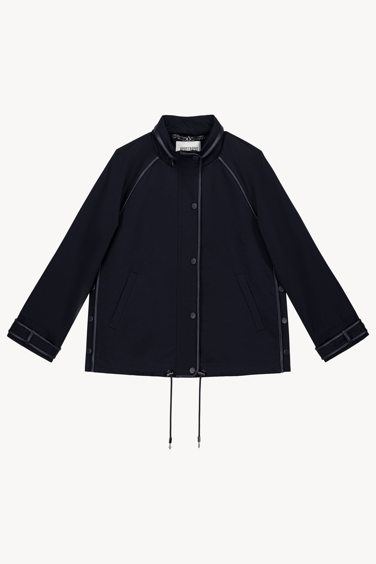 Trench court marine en coton imperméable avec capuche contrastante et poches plaquées