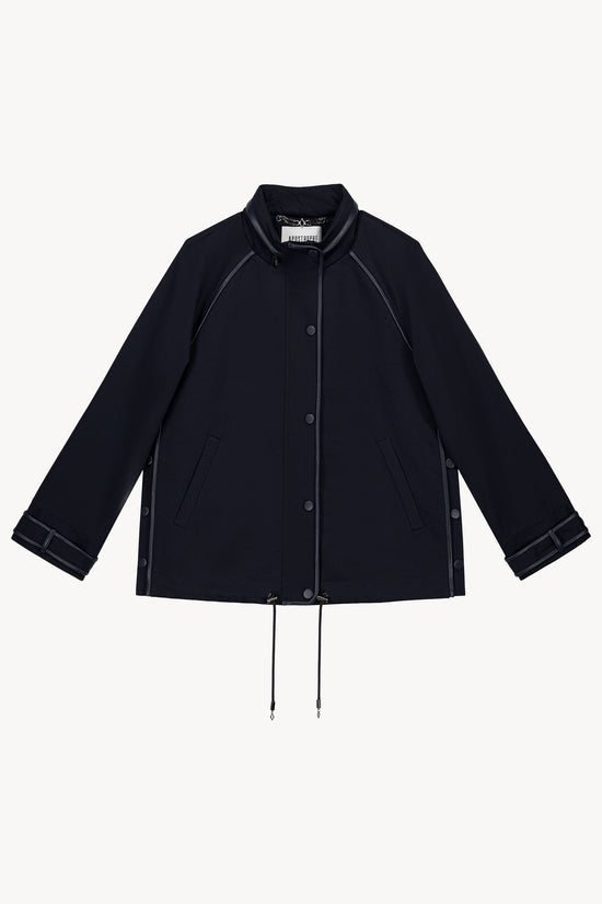 Trench court marine en coton imperméable avec capuche contrastante et poches plaquées
