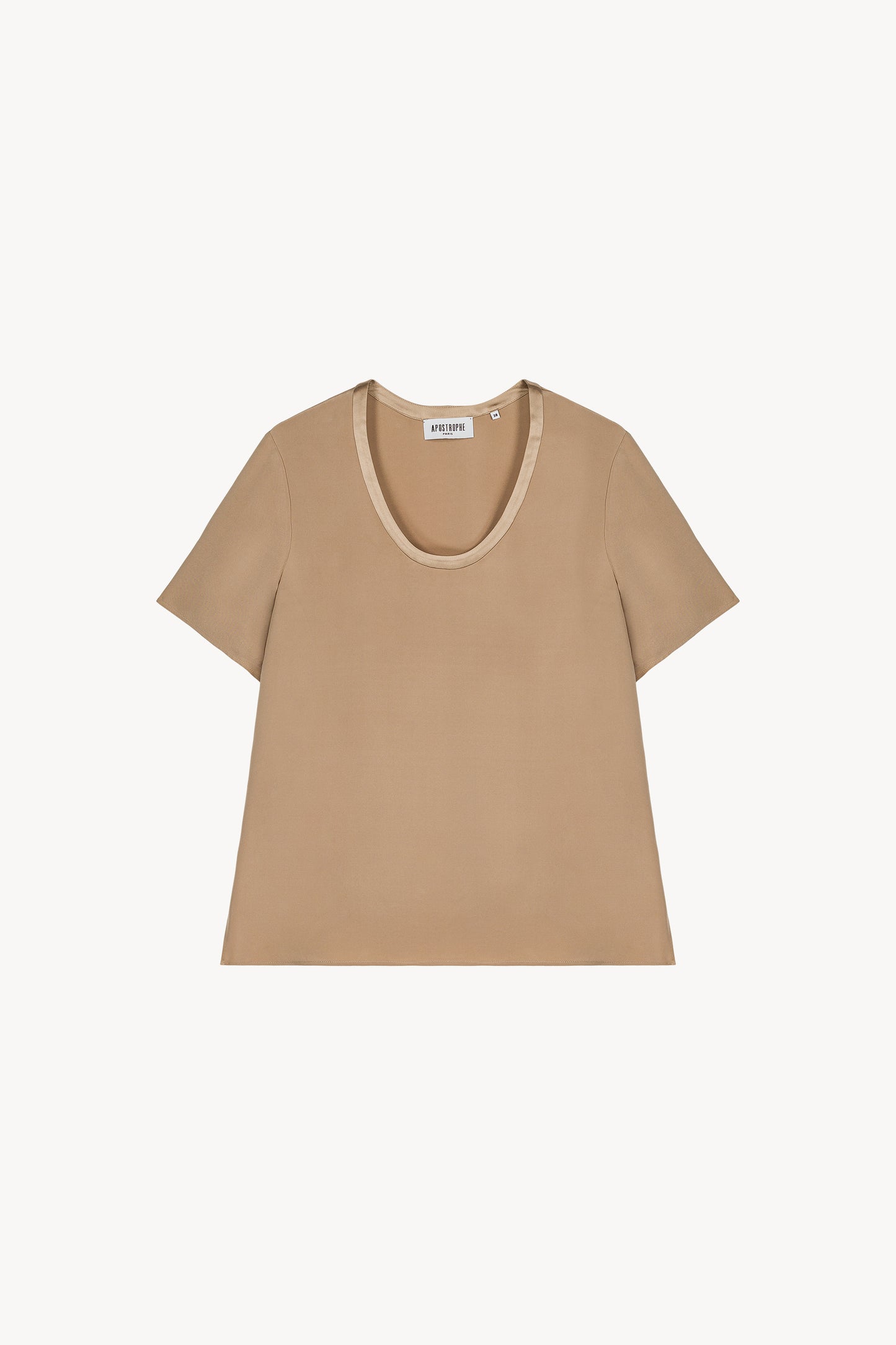 Blouse en soie lourde beige, coupe fluide et col rond élégant.