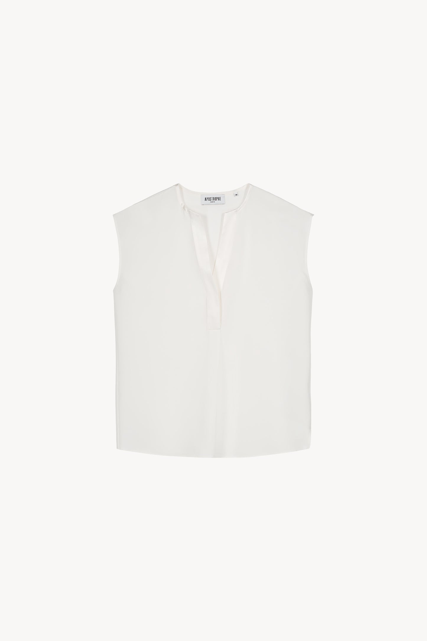Blouse sans manches en soie crêpe de chine, encolure en V discrète et ourlet arrondi.