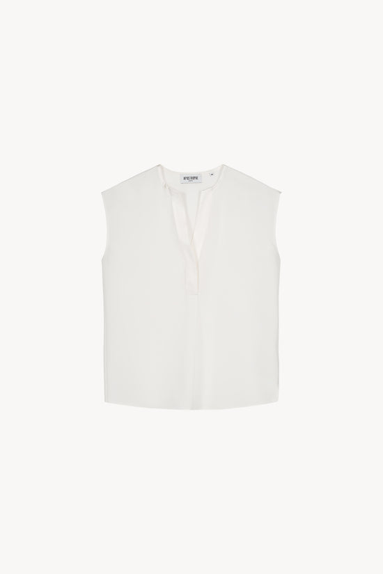 Blouse sans manches en soie crêpe de chine, encolure en V discrète et ourlet arrondi.