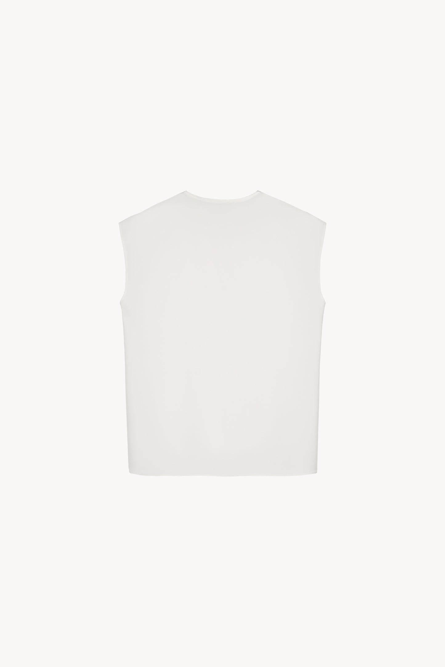 Blouse sans manches en soie crêpe de chine, avec une coupe fluide et un col en V délicat.