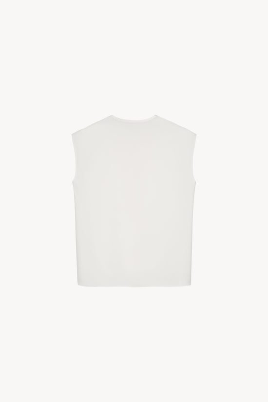 Blouse sans manches en soie crêpe de chine, avec une coupe fluide et un col en V délicat.