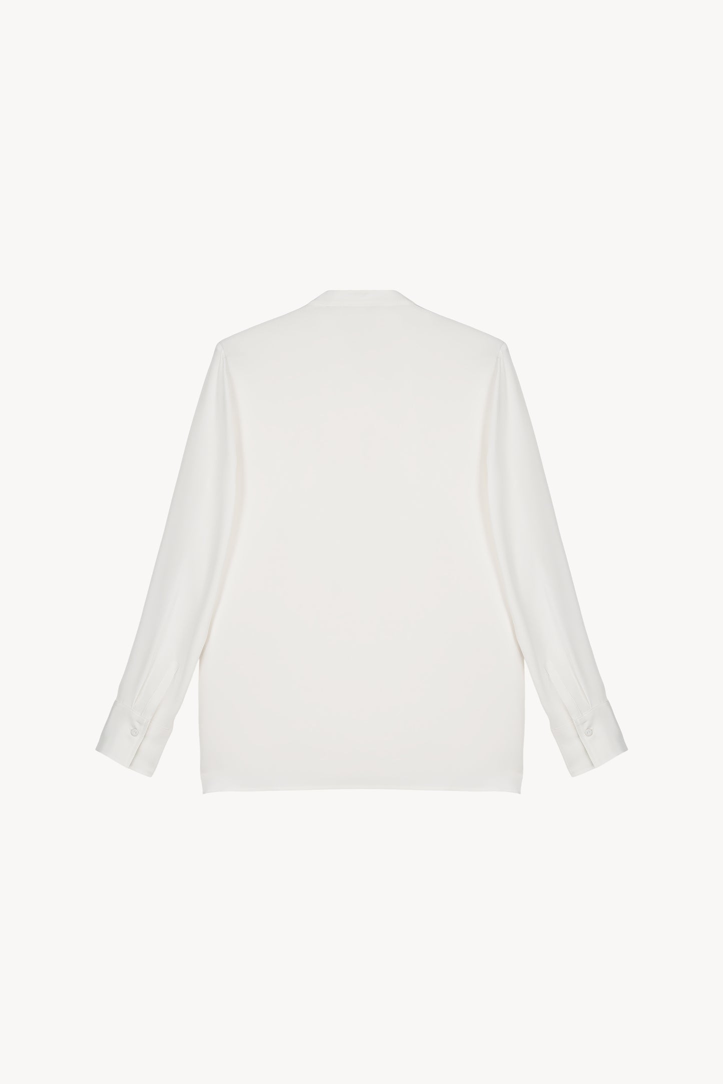 Cette chemise en soie légère avec col mao et poignets finement détaillés 