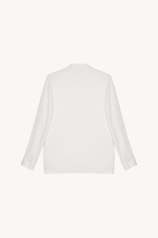Cette chemise en soie légère avec col mao et poignets finement détaillés 