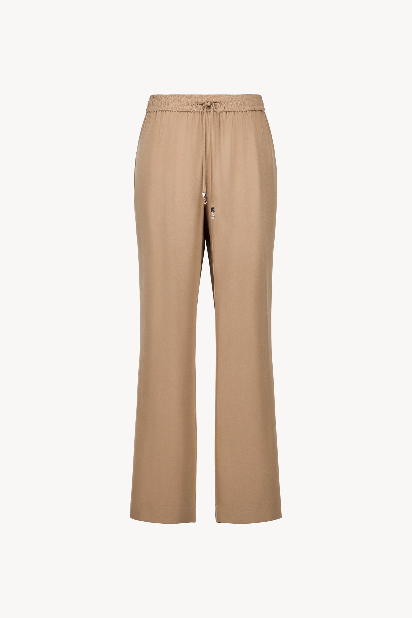 Ce pantalon en soie fluide, avec coupe droite et taille ajustable