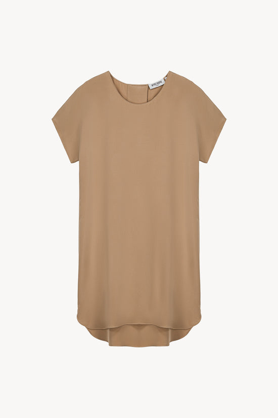 Cette robe droite Apostrophe en soie, avec boutons invisibles au dos et fentes latérales,