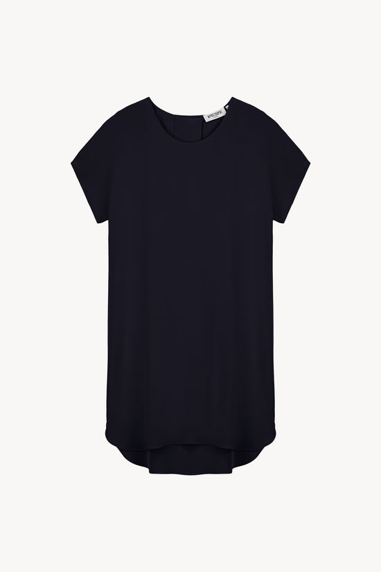 Cette robe droite en soie bleu marine, col rond classique et boutons invisibles au dos