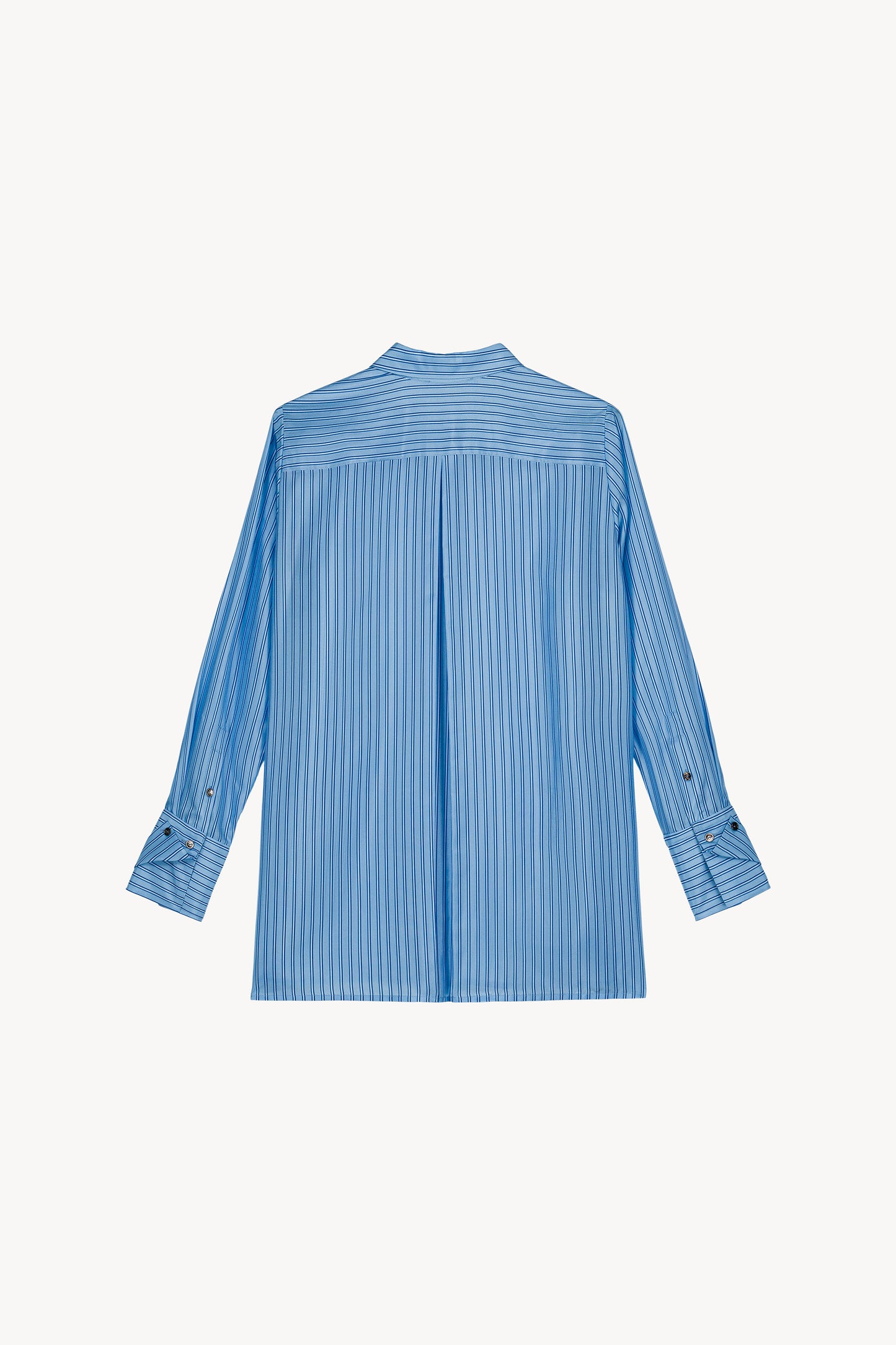 Chemise coupe droite en soie habotai bleu denim, rayures fines et boutons métalliques 