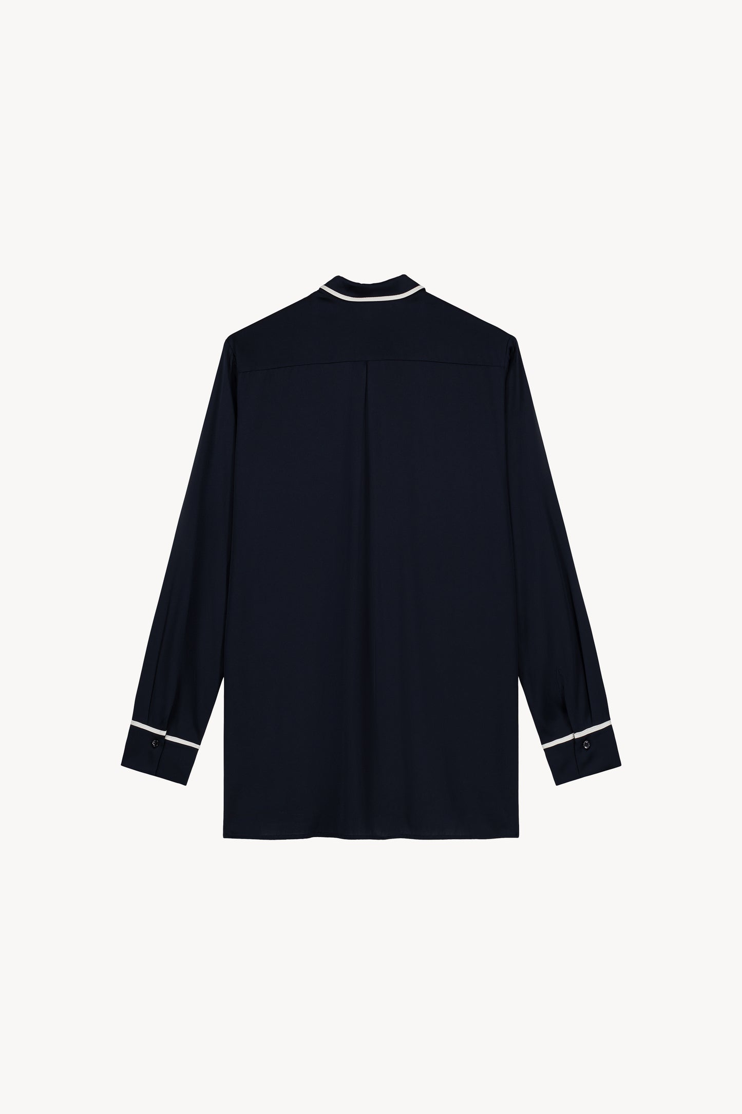 Cette chemise homme à la coupe moderne, élégante et raffinée.