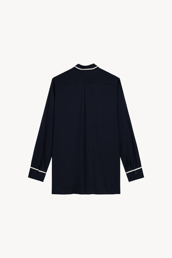 Cette chemise homme à la coupe moderne, élégante et raffinée.