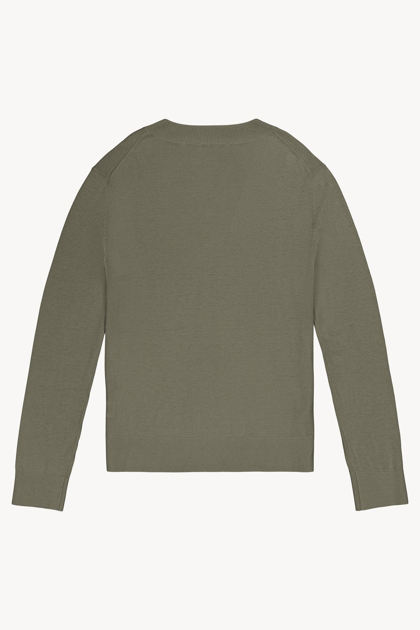 Ce pull sauge en maille légère, avec son col V délicat