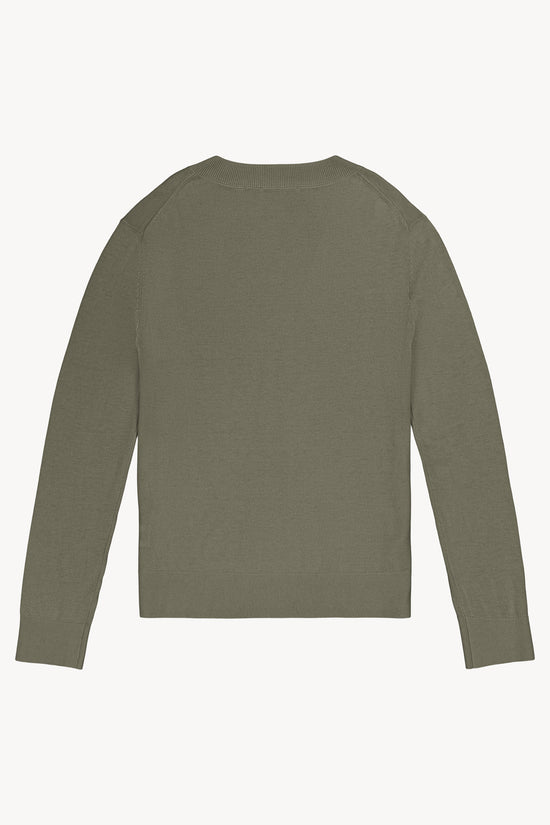 Ce pull sauge en maille légère, avec son col V délicat