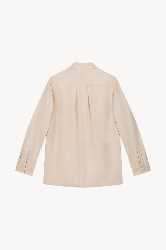 Surchemise beige clair en daim, poches poitrine et surpiqûres raffinées 