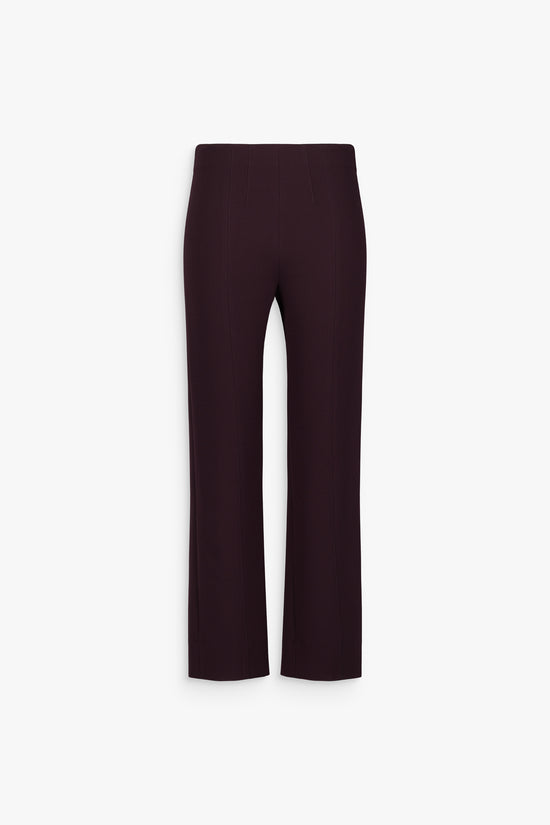 Pantalon droit grenat, plis marqués et silhouette structurée.