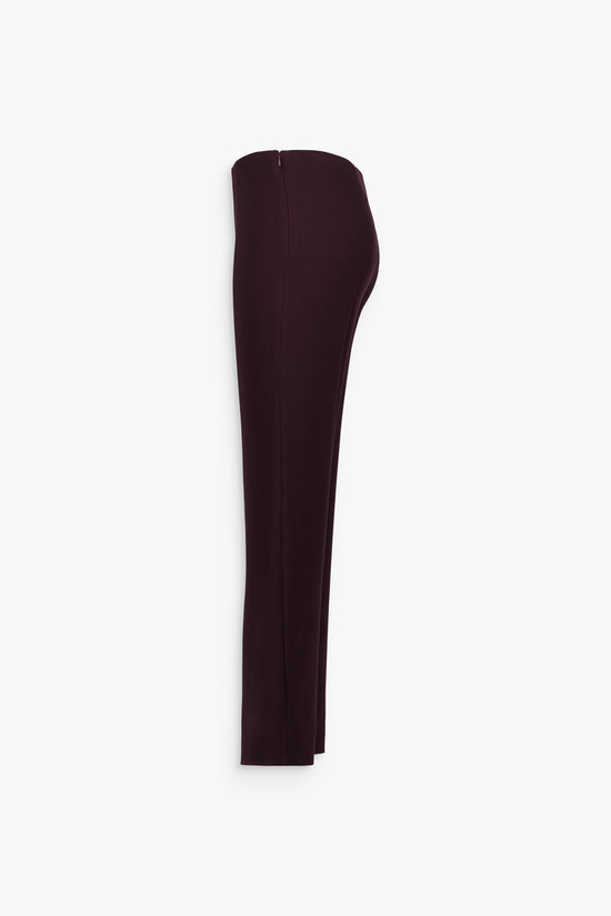 Pantalon grenat, essentiel du vestiaire féminin, élégant et sophistiqué.