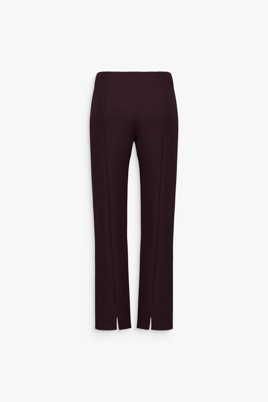 Pantalon droit grenat, plis marqués et silhouette structurée.