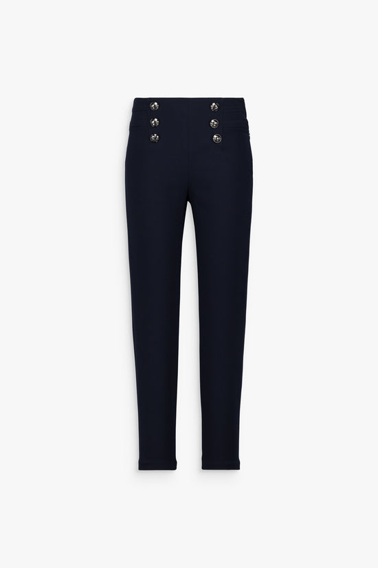 Pantalon droit marine, boutons argentés floraux et ceinture élastique subtile.