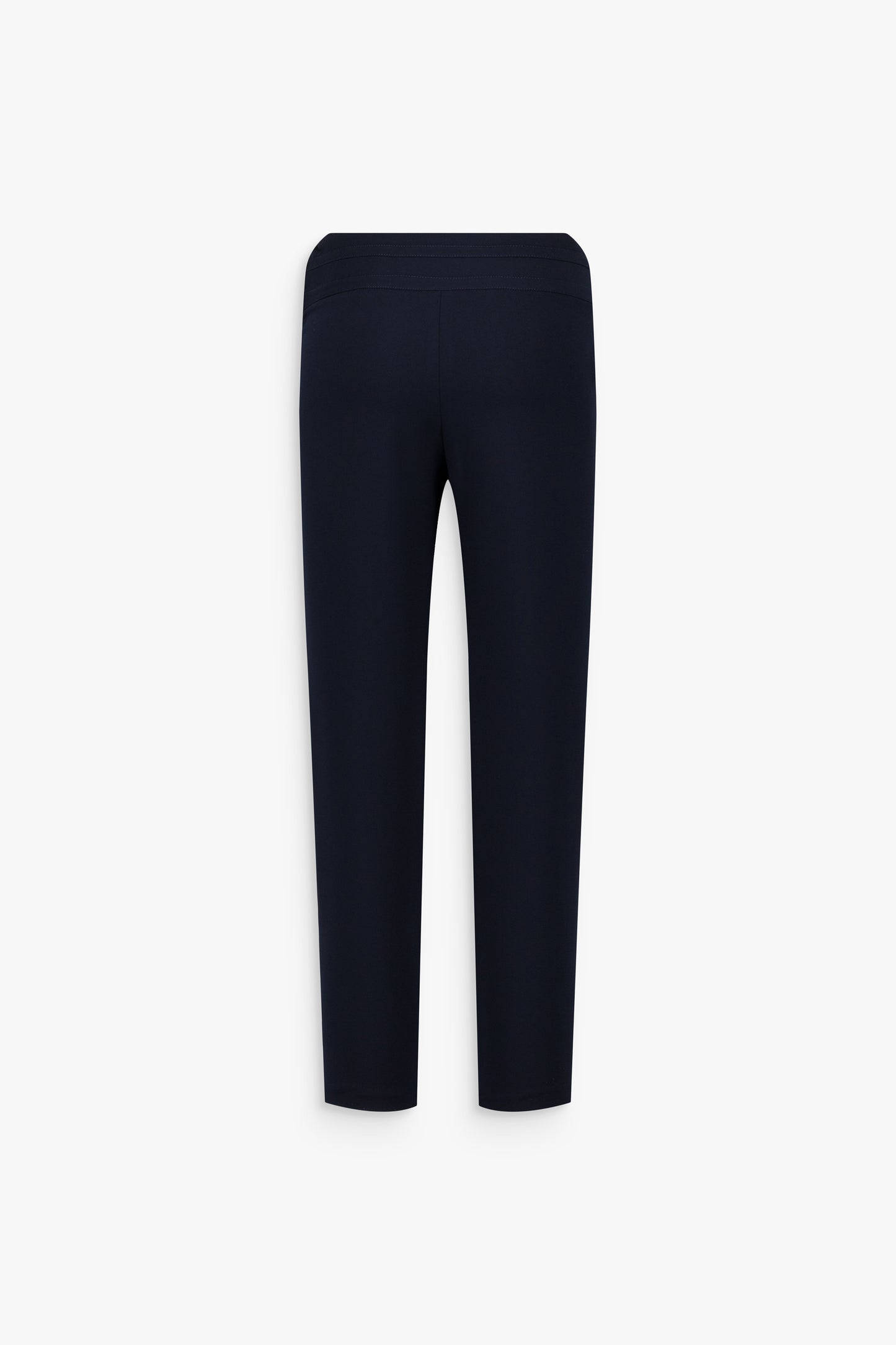 Pantalon droit marine, boutons décoratifs et silhouette structurée.